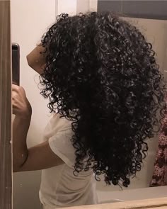 Healthy Curly Hair, Beautiful Curly Hair, Black Curly Hair, Curly Girl Hairstyles, Curly Hair Inspiration, Hairdos For Curly Hair, Capelli Ricci, Curly Hair Care, Long Curly Hair