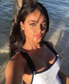 Brunette Green Eyes, Beautiful Green Eyes, Girl With Green Eyes, Brunette Girl, Naha, Pretty Eyes, Girl Face, Coiffure Facile, Beauty Face