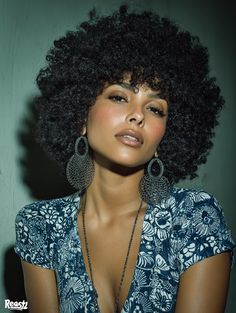 The Afro is a quintessential natural hair style, celebrating the hair's natural texture and volume. This iconic look involves allowing the hair to grow freely and naturally, forming a rounded or oval shape around the head. It's a powerful statement of self-acceptance and cultural pride. The Afro can be styled in various lengths and sizes, ranging from a short, neat "mini-fro" to a larger, more voluminous style. Maintenance involves regular moisturizing to keep the hair healthy and hydrated. It is one of the Cutest Hairstyles and requires no heat styling. Products like curl creams, leave-in conditioners, and oils help define the natural curl pattern and prevent dryness. While seemingly simple, the Afro requires consistent care to maintain its shape and health, making it a timeless and versa Afro Curly, Round Afro, Afro Styles, Natural Afro, Recital Hairstyles, Short Afro Styles, Flat Twist Updo, Easy Hairdos, Protective Hairstyles For Natural Hair