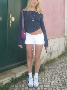 Cloth Shorts Outfit, Shorts Outfits Women Casual, Outfit With White Shorts, White Shorts Summer Outfits, Summer It Girl Outfits, Summer Outfits White Shorts, Summer Outfits Cool Girl, Style Outfits Summer, Cool Style Women