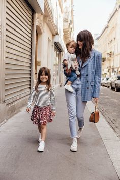 Paris Mom Style, Converse French Style, Leia Sfez Maternity Style, Jeanne Damas Pregnancy Style, Carel Kina Shoes Outfit, Leia Sfez Pregnant Style, Jeanne Damas Baby, Carel Alice, Jeanne Damas Pregnant