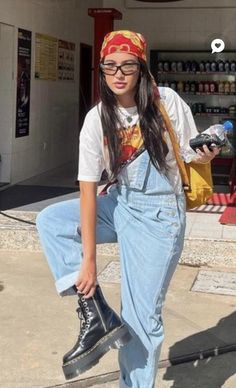 Overalls Outfit Concert, 90s Outfits With Overalls, Fun Overalls Outfit, Jean Dungarees Outfits, Overalls Concert Outfit, 90s Outfit Overalls, Overalls 90s Outfit, Festival Overalls Outfit, Overalls Festival Outfit