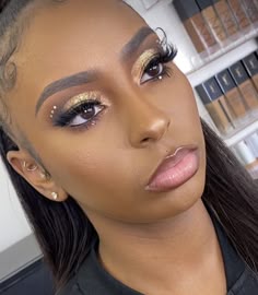 Gold Natural Makeup Looks, Eyeshadow Looks With Rhinestones, Wedding Makeup With Rhinestones, Gold Makeup Looks Natural, Rhinestones Makeup Look, Make Up With Rhinestone, Gold Natural Makeup, Rhinestone Hair Black Women, Rhinestones In Hair Black Women