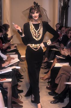 Ines De La Fressange Style Hair, 80s Chanel Dress, Chanel In The 80s, Chanel Vamp 90s, Chanel 1989, 1980s Chanel Runway, Chanel 1982, Chanel 1983, Chanel 1980 Runway