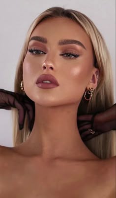 Prom Simple Makeup Natural Looks, Dinner Date Makeup Ideas, Simple Gold Glam Makeup, Makeup Looks Hailey Bieber, Haily Biber Make Up Looks, Hailey Beiber Eye Makeup, Glam Makeup With Winged Liner, Glam Natural, Natural Wedding Makeup Hailey Bieber