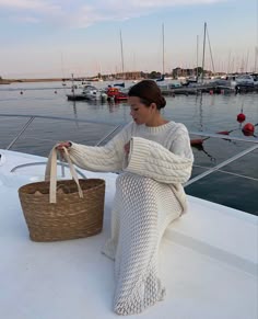 Fall Boat Day Outfit, Boat Outfit Winter, Greece Outfit Ideas Winter, Cold Weather Yacht Outfit, Winter Mediterranean Outfits, Winter In Greece Outfits, Fall Boating Outfit, Oversized Chic Sweater For Vacation, Winter Yacht Outfit