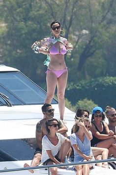 Katy Perry In Pink Bikini At Sydney Katy Perry 2000s, Adult Swim, Famous Women, Katy Perry, Gentleman, Swimming, Actresses