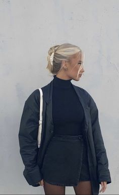 Outfit Inspo Turtleneck, Black Skirt Turtleneck Outfit, Outfit Inspo Black Turtleneck, Black Turtleneck Outfit Skirt, Fest Outfit Winter, Black Turtleneck Going Out Outfit, Hailey Bieber Hair Extensions, Black Skirt Black Turtleneck Outfit, Emma Chamberlain Hair 2021