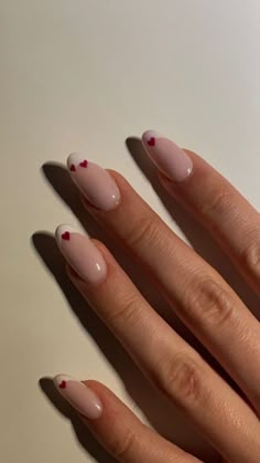 Nail Polish Almond Shape, Simple Classy Valentines Day Nails, Feminine Nails Classy Almond, Nails Gel Valentines Day, Simple Nail Inspo Valentines, Pale Skin Nail Ideas, Simple Nails Heart, Simple Elegant Valentines Nails, Real Nails Painted
