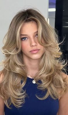 Layer Ideas For Medium Hair, Trending Hair Cut 2025, Hot Hair Cuts For Women, Butterfly Cut Mid Hair, Hair Cuts Ideas Butterfly Cut, Wavy Hair Cut Styles, Good Haircuts For Medium Hair, In Style Haircuts For Women, Butterfly Haircut With Blue Highlights