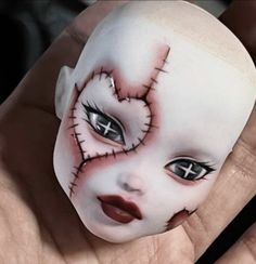 Voodoo Doll Makeup Ideas, Cute Creepy Halloween Makeup, Cracked Porcelain Doll Tattoo, Scary Face Paint Ideas, Makeup Creative Ideas, Doll Makeup Looks Halloween, Horror Doll Makeup, Doll Halloween Makeup, Cute Doll Makeup Halloween