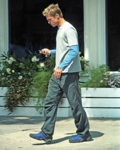 90s Brad Pitt Style - which is your favourite? #menstyle #bradpitt #90svintage #90saesthetic Cortes De Pelo Largo Para Hombres, 90s Men Outfits, 2000s Fashion Men, Brad Pitt Style, 2000s Men, Men 90s, 90s Men, Outfits Hombre, Tattoo Ideen Männer