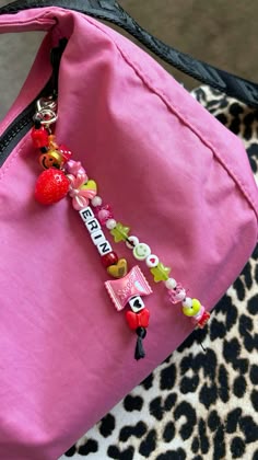 Made some diy keychains for my new pink baggu bag 💕 Lipgloss Bag Charm, Diy Backpack Keychain, Diy Beaded Key Chain, Diy Keychain Charm, Beaded Keychain Inspo, Cute Beaded Keychain, Bag Chain Diy, Keychain For Bag, Purse Keychain Diy