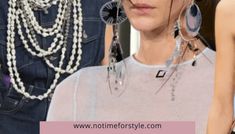 Fall Winter 2024 25 Fashion Trends: 12 Amazing New Trends — No Time For Style Popular Necklaces 2024, Trendy Necklaces 2024, 2024 Necklace Trend, Trend Necklace 2024, Pearl Necklace Outfit 2024, Winter Jewelry Trends, Thigh Jewelry, Smart Jewelry, Trending Necklaces
