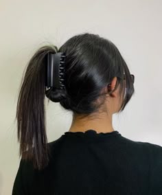 Claw Clips Ponytail, High Pony Claw Clip, Hair Claw Ponytail, Claw Clip Pony, Hairclip Hairstyles Ponytail, Hair Aesthetic Ponytail, Claw Clip Black Hair, Stargirl Hair Clip Inspiration, Black Hair Ponytail Aesthetic