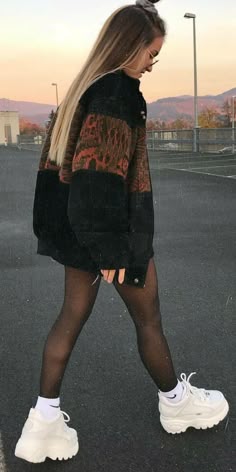 Gym Oversize Outfit, Outfits Oversize, Edgy Oversized Hoodie For Fall, Gym Wear Oversized, Oversized Drop Shoulder T-shirt In Athleisure Style, Oversized Edgy Fall Sweater, Chunky Fila Outfit, Chunky Filas Outfits, Oversized Sweatshirt With Boots