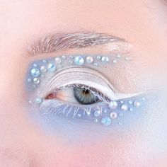 It's december: time for wintery looks!! So excited to make full use of this winter and holiday season 🥰 Will work on a bunch of winter and holiday themed looks! But I had to start with this creative endeavour 👀 I love the lil rhinestones! Products used (bare with me while I try to remember): ☆ @beautybaycom midnight 9 pan palette, bright Matte palette ☆ @bowitzkis Halloween magic liner palette *PR* ☆ @mehronmakeup face paint stick in pastel blue *PR* ☆ @kaleidosmakeup space age highlighter ... Winter Inspired Makeup, Yeti Face Paint, Winter Theme Makeup, Winter Themed Makeup, Yeti Makeup, Icicle Makeup Look, Icicle Makeup, Winter Ice Makeup, Ice Themed Makeup