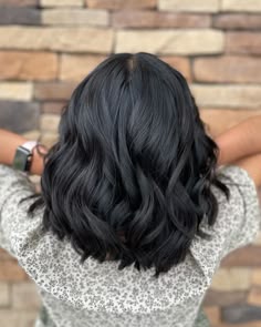 Beach waves on short hair are manageable and doable, believe it or not! Nowadays more and more women are trying such hairdos, and almost everyone love... Beach Wave Curls On Short Hair, Waves On Short Black Hair, Short Black Hair Curls, Short Black Hair Style, Short Wavy Curls, Short Wave Hairstyles, Wave Hair Short, Beach Wave Hair Short, Beach Wave For Short Hair