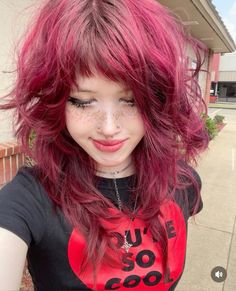 bloomg0re. sooooo obsessed w her hair Scene Haircuts Curly, Alternative Dyed Hair, Shaggy Scene Hair, Alternative Hair Inspo, Alt Hair Inspo Color, Scene Shag Hair, Alt Haircut Inspo, Shag Scene Hair, Natural Alt Hair Dye