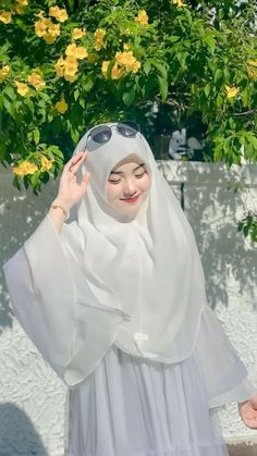 Aesthetic Niqab, White Muslimah Outfit, মেয়েদের ছবি, Muslimah Pose Idea, White Outfit Muslimah, Korean Muslim Girl, White Niqab, Half Niqab Aesthetic, Photoshoot Poses Muslimah