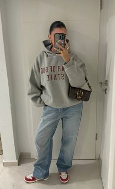 aesthetic, streetwear, jordan ones, jordans, black purse, outfit inspo, grey hoodie Style Grey Hoodie, Jordan Ones Outfit, Fall Outfits Dunks, Gray Dunks Outfit Woman, How To Style Grey Hoodie, How To Style A Grey Hoodie, Hoodie Outfit College, Gray Nike Hoodie Outfit, Outfits With Hoodies And Jeans