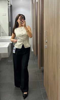 Cute fashionable workwear inspo Business Casual With Vest, Corporate Girl Look, Office Girl Outfits, Professional Outfits For Short Women, Work Formal Outfit, Formal Conference Outfit, Work Smart Casual, Business College Outfits, Professional Clothes For Women