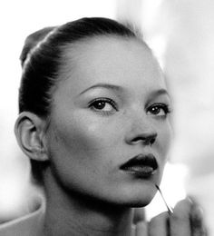 Kate Moss Ballerina, Kate Moss Minimalist, Kate Moss Beauty, Kate Moss Side Profile, Kate Moss Headshots, Kate Moss Backstage, Jil Sander 90s, Kate Moss Cheekbones, Grunge Style Outfits