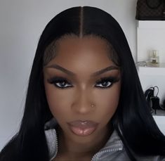 Dark Waterline Makeup, Black Eyeliner Makeup Look, Dark Eye Makeup Black Women, Black Liner Makeup, Graduation Makeup Dark Skin, Black Waterline Makeup, Eyeliner Makeup Looks, Dark Skin Makeup Looks, Black Cute Makeup