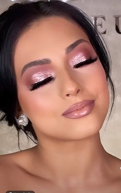 Makeup Looks Sweet 16, Make Up For Prom Pink Dress, Pink Eyeshadow Wedding, Rose Make Up, Pink Formal Makeup Looks, Prom Makeup Pink Eyeshadow, Makeup Ideas For Quinceanera Pink, Pink Eyeshadow Makeup Looks, 15 Makeup