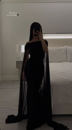 Vintage Clothing, Classy Prom, Black Dresses Classy, Classy Prom Dresses, Elegant Dresses Classy, Looks Party, Stunning Prom Dresses, Prom Dress Inspiration, Robe Longue Pour Fête
