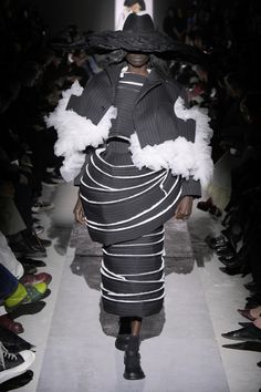 Comme des Garçons Fall 2025 Ready-To-Wear Collection [PHOTOS] Comme Des Garcons Fashion, Cdg Runway, Rei Kawakubo Runway, Come Des Garcons, Comme Des Garcons Patchwork, Comme Des Garcons Runway, Junya Watanabe Comme Des Garcons, Comme Des Garcons Ready To Wear, Comme Des Garcons Fashion Show