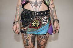 Bunter Punk AF Rock Handbemaltes Leder +Misfits Schädel inspirierte Aufnäher +Ohrstecker +Sicherheitsnadeln +Ringe +Ohrstecker -------------------------------------- = Eine sehr lange Zeit zu machen. AUF BESTELLUNG 2-3 Wochen BITTE GEBEN SIE UNS BEI IHRER BESTELLUNG IHRE MAßE AN Wenn keine der Größen für Sie geeignet ist Und das machen wir Dir gerne passend :) XS/S Taille: 64cm-32cm M / L Taillenumfang 80cm - 92cm - Punk Style Festival Skirt For Summer, Crust Skirt, Punk Colorful, Punk Mini Skirt For Festival, Crust Punk Skirt, Punk Skirt Diy, Patchwork Punk Style Skirt, Punk Rock Mini Skirt, 80s Punk Fashion