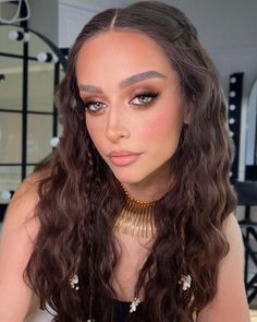 The makeup embodies a boho chic vibe, featuring earthy eyeshadows and a soft touch of peach blush to highlight the cheekbones. The look is perfectly completed with a golden necklace that enhances the warm makeup tones. Click to explore more of this style.via@gram_mua Bohemian Style Makeup, Bohemian Makeup, Smoky Eyeliner, Warm Makeup, Boho Makeup, Boho Inspo, Chic Makeup, Ethereal Makeup, Boho Beauty