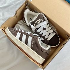 adidas campus 00’s brown and white Adidas Campus Shoes, Cute Casual Shoes, Shoes For School, Dr Shoes, Trendy Shoes Sneakers, Pretty Sneakers, Preppy Shoes, Pretty Shoes Sneakers, Adidas Schuhe