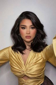 The Beautiful Balayage Curly Hairstyles showcase a stunning blend of colors and textures that enhance the natural beauty of curly hair. The balayage technique creates a sun-kissed effect, with lighter shades seamlessly transitioning from the roots to the tips, adding depth and dimension. The cascading curls are voluminous and bouncy, framing the face beautifully. Perfect for any occasion, this hairstyle exudes effortless elegance and radiates confidence, making it a popular choice for those s... Festival Make Up, Long Hair Wigs, Light Brown Hair, Natural Hair Color, Shoulder Length Hair, Aesthetic Hair, Coiffure Facile, Prom Hair, Medium Length Hair Styles