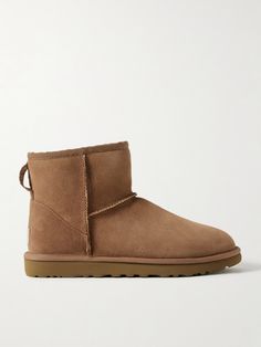 With the return of noughties fashion comes the revival of nostalgic cult favorites, like UGG's boots. This 'Classic Mini II' pair is made from the same high-quality, naturally insulating shearling that you know and love, which is treated to offer both water- and stain-repellent properties. The spongy EVA™ outsoles are made from sugarcane, a more thoughtful alternative that reduces the use of fossil fuels in production. Ankle Uggs, Ugg Mini Boots Ugg, Ugg Boots Mini, Classic Mini Ugg Boots, Ugg Mini Chocolate, Ugg Classic Mini Ii Brown, Ugg Boots Classic Mini, Mini Uggs Dark Brown, Chocolate Brown Uggs Mini