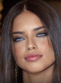 Adriana Lima Makeup Looks, 2000s Model Makeup, Adriana Lima Eye Makeup, 2000s Makeup Adriana Lima, Adriana Lima Eyes Makeup, Makeup Looks Adriana Lima, Adriana Lima 90s Makeup Tutorial, Adriana Lima Eye Look, Eye Makeup Adriana Lima