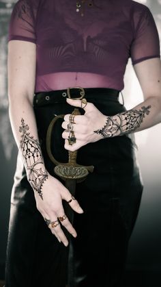 I really LOVE making hands tattoos ! It looks like jewellery. Like a delicate ornament that move with the hand motion. Medieval Tattoo, Goth Tattoo, Petite Tattoos, Fantasy Tattoos, Hand Tattoos For Women, Jewelry Tattoo, Metal Girl, Forearm Tattoo, Love Tattoos