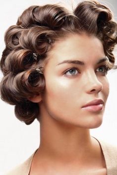 Vintage Hair Curler, Octocurl Short Hair, 50s Hair Rollers, How To Curl Short Hair With Rollers, Diy Rollers Hair, Roll Hairstyle Curls, Rollers Hairstyle, How To Roll Your Hair, Pin Curls For Long Hair