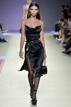 Versace RTW Spring 2019 [PHOTOS] – WWD Runway Fashion Versace, Emrata Runway, Runway Versace, Emily Ratajkowski Runway, Versace Emily Ratajkowski, Versace Ss18, Runway Fashion Emily Ratajkowski, Versace 2019, Versace 2019 Spring Summer