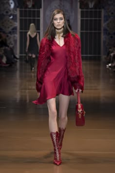 Versace Women's Wear FW14/15 Fashion show. #Versace #VersaceLive #VersaceWomenswear Red Versace Aesthetic, Red Versace Dress, Red Versace, Versace Rtw, Red Runway Looks, Red Outfit Runway, Red Runway Fashion, Red Dress Versace, Red Fashion Runway