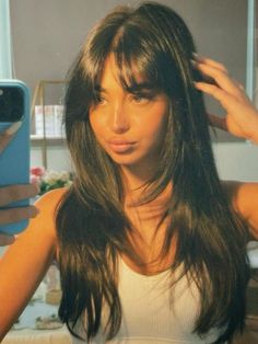 Layers With Butterfly Bangs, Curtain Bangs With Feather Cut, Butterfly Cut Lacio, Butterfly Haircuts With Bangs, Butterfly Bangs Cut, Curtain Bangs Butterfly Haircut, Butterfly Cut With Bang, Long Hair Butterfly Haircut With Bangs, 2025 Popular Haircuts