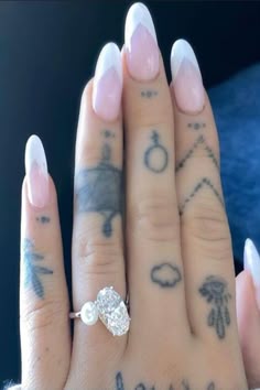 Ariana Grande Nails, Ariana Grande Tattoo, Idee Unghie Gel Semplici, Celebrity Nails, Oval Nails, Anelli Di Fidanzamento, Гелевые Ногти, French Tip Nails, Cute Acrylic Nails