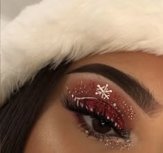 Xmas Makeup Look, Cute And Easy Christmas Makeup, Eyeshadow Christmas, Christmas Make Up Look, Christmas Makeup Eyeshadow, Casual Christmas Makeup, Christmas Eyes, Xmas Eye Makeup, Simple Xmas Makeup