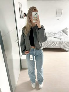 Zara Inspo, Clean Girl Jacket, Fall Outfits With Jackets, Gray Bomberjack Outfit, Outfit Ideas Jacket, Zara Bomberjack Outfit, Zara Ootd, Grey Bomberjack Outfit, Zara Outfit Inspo