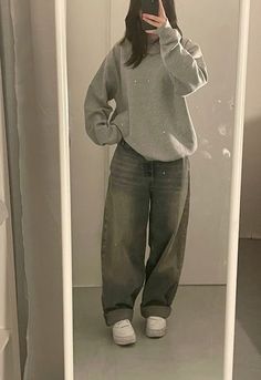 Baggy Pants And Hoodie, Grey Sweater Oversized, Grey Hoodie Women, Cute Baggy Style, Baggy Fashion Outfits For Women, Baggy Hoodie Outfit Aesthetic, Baggy Sweaters Outfits, Sweatshirt Outfit Oversized, What Looks Good With Baggy Jeans