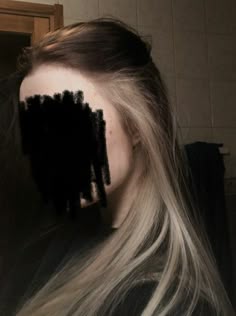 Narcisa Malfoy Hair, Blonde And Brown Hair Extensions, Malfoy Mom Hair, Narcissus Malfoy Hair Color, Underlights Hair Blonde, Malfoy Hairstyle, Narcissa Hair, Narcissa Black Hair, Underbleach Hair