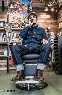 Denim Work Outfit, Denim And Boots, Barber Fashion, Samurai Jeans Style, Barber Clothing Style, Barber Outfit, Studio D’artisan, Raw Selvedge Denim Style, Old School Barber Outfit