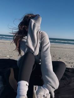 Beach Bonfire Outfit Ideas, Cozy Beach Outfit, Cold Weather Beach Outfits, Cold Day Beach Outfit, Winter Beach Vacation Outfits, Beach Cold Outfit, Cold Beach Day Outfit Spring, Cold Picnic Outfit, Beach Outfits Cold