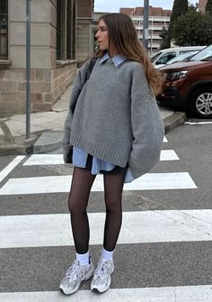 Autumn Outfits Preppy, Shopping Outfit Autumn, Autumn Outfits For Short Women, Autumn University Outfit, Fall Outfit With Sneakers, Fall Outfits Sneakers, Short Jean Skirt Outfits Fall, Fall Layering Cropped Knit Sweater, Skirt Tights And Sweater Outfit
